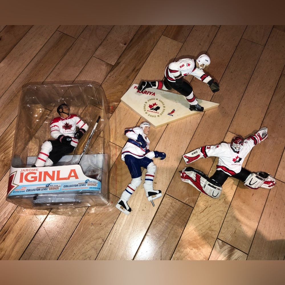 Hockey Player Figurine Set